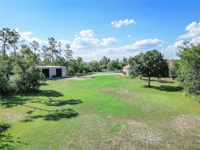 view of yard featuring an outdoor structure