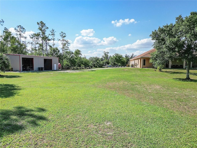 view of yard with an outbuilding