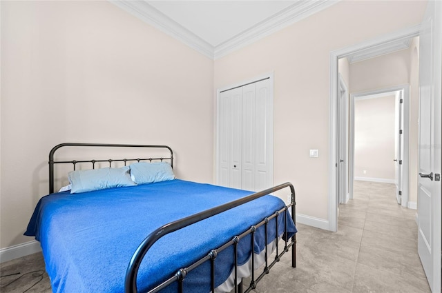 bedroom featuring crown molding and a closet