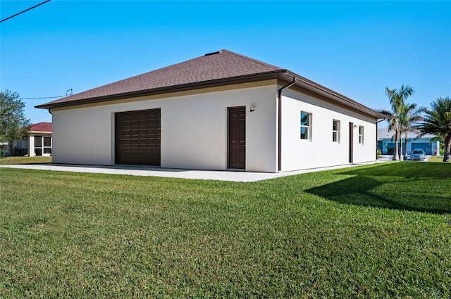 back of house featuring a lawn