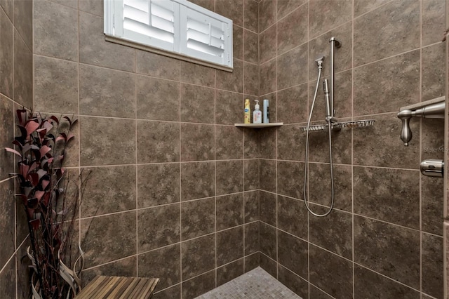 bathroom featuring tiled shower