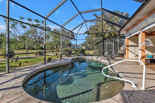 view of swimming pool with a lanai, ceiling fan, a patio area, and a yard