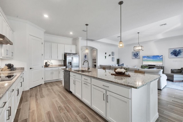 kitchen with sink, stainless steel appliances, an island with sink, decorative light fixtures, and white cabinets