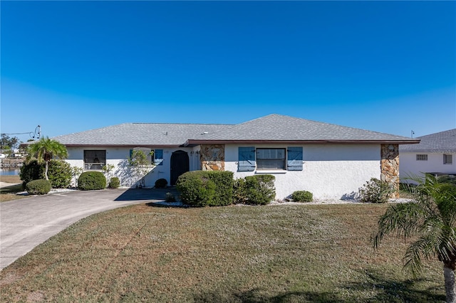 single story home featuring a front lawn