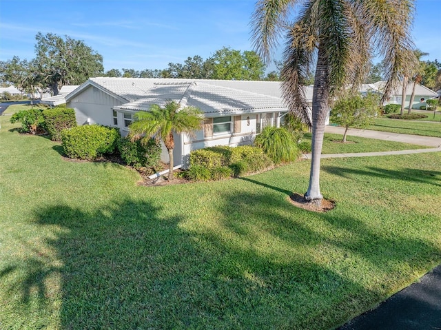 view of side of property featuring a lawn