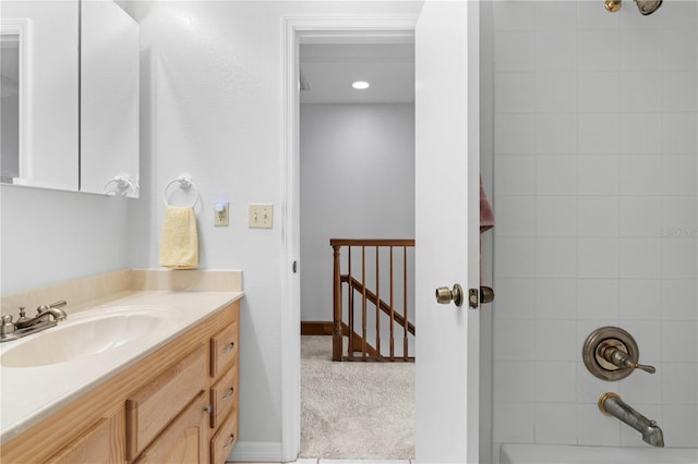 bathroom with vanity and tiled shower / bath