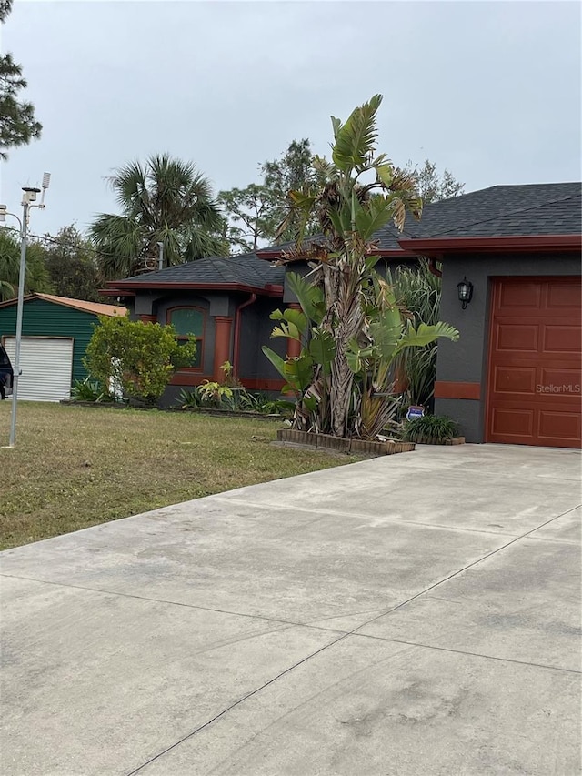 view of front of home featuring a front lawn and a garage