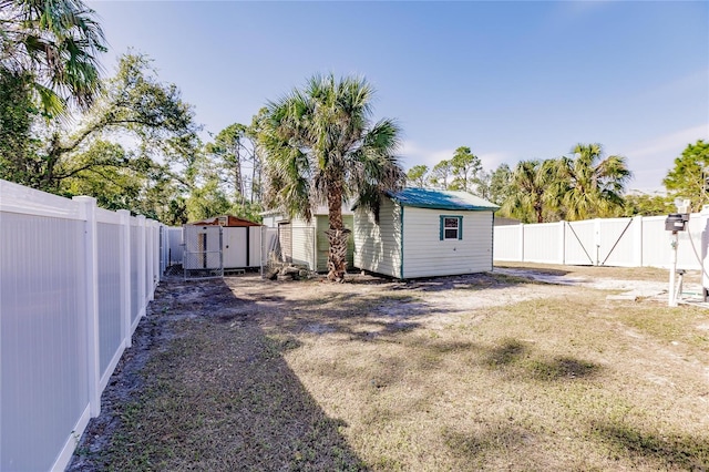 view of yard with a storage unit