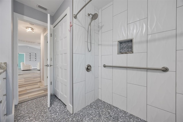 bathroom featuring a tile shower