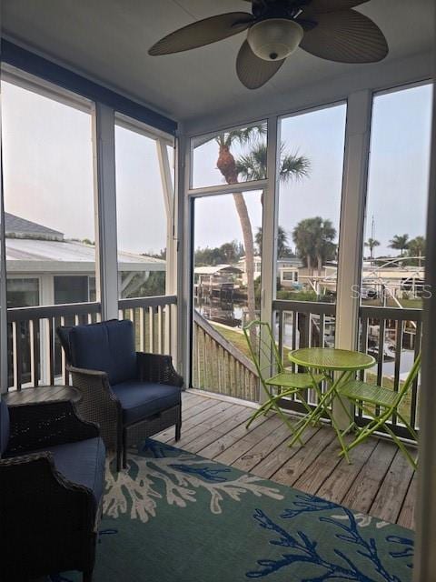 sunroom with ceiling fan