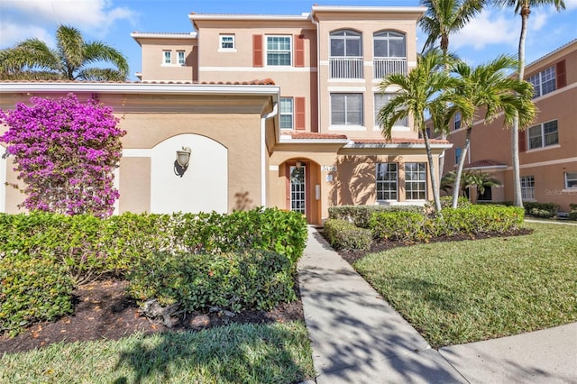 view of front of house featuring a front yard