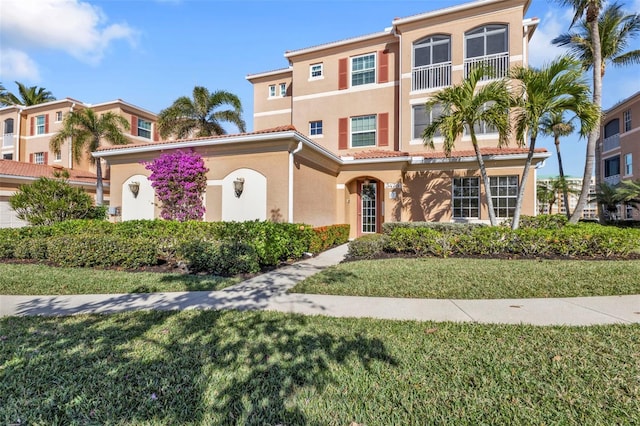 view of front of property featuring a front yard