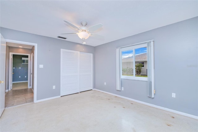 unfurnished bedroom featuring ceiling fan and a closet