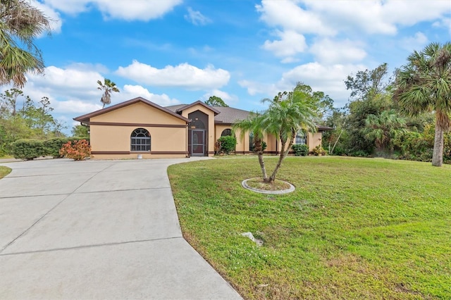 view of front of house featuring a front yard