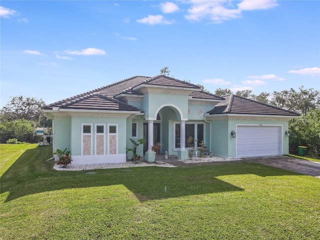 view of front of house featuring a front lawn and a garage