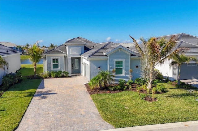 view of front of house featuring a front lawn