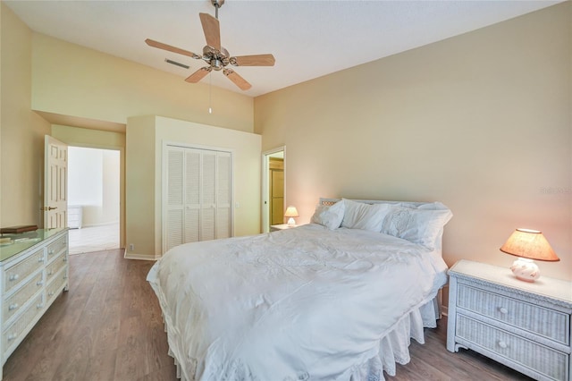 bedroom featuring ceiling fan, dark hardwood / wood-style floors, and a closet