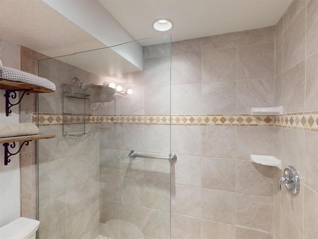 bathroom featuring tiled shower