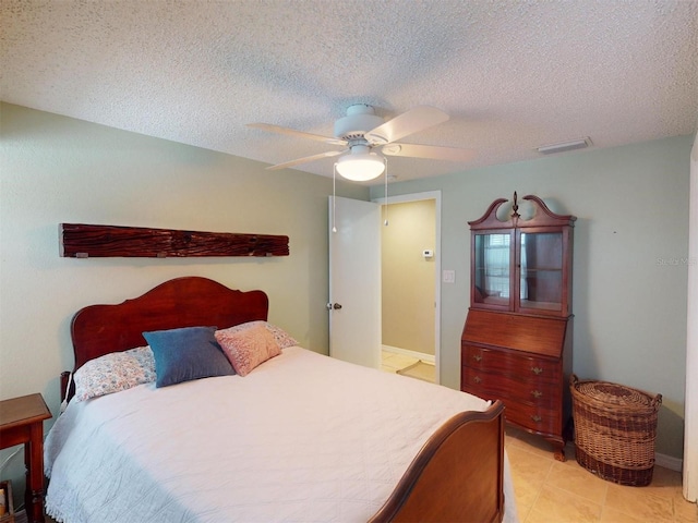 bedroom featuring ceiling fan and a textured ceiling