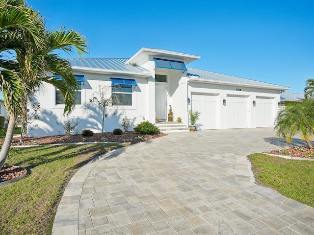 view of front of property featuring a garage