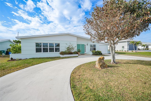 ranch-style home featuring a front lawn