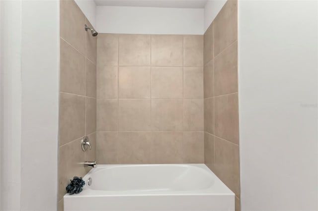 bathroom featuring tiled shower / bath