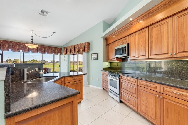 kitchen with sink, hanging light fixtures, electric range oven, backsplash, and vaulted ceiling