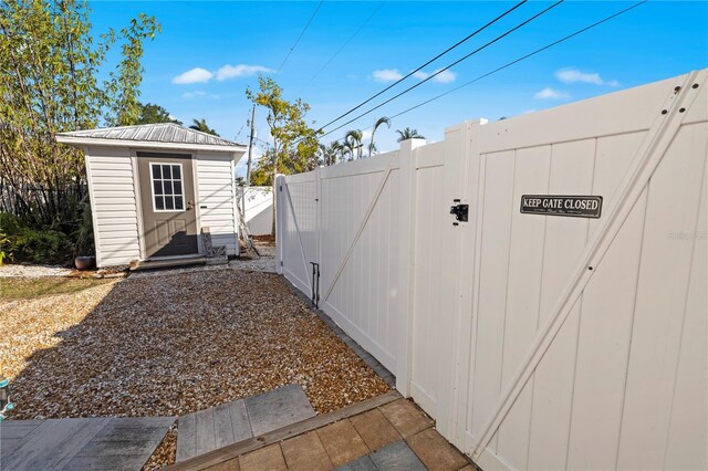 view of yard with a storage shed