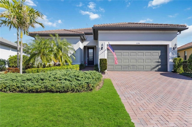 view of front of property featuring a front yard and a garage