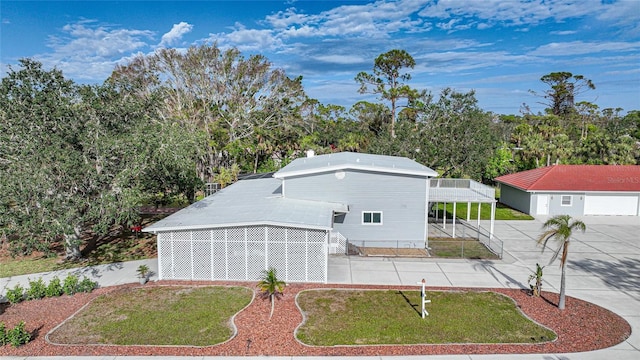 view of front of property with a front yard