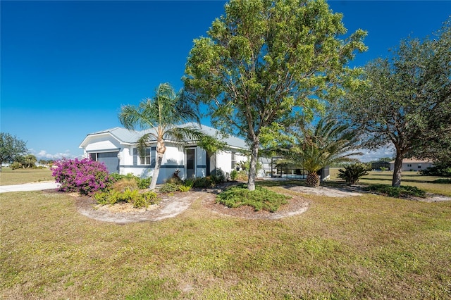 view of front of home featuring a front yard and a garage