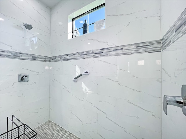 bathroom featuring a tile shower