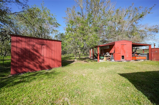 view of yard featuring a shed