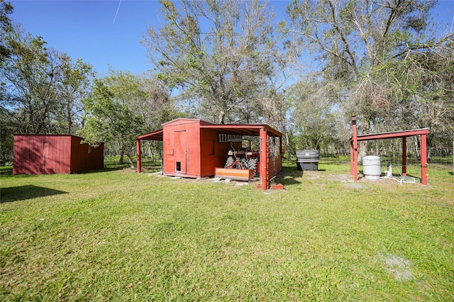 view of yard with an outbuilding