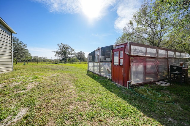 view of yard featuring an outbuilding