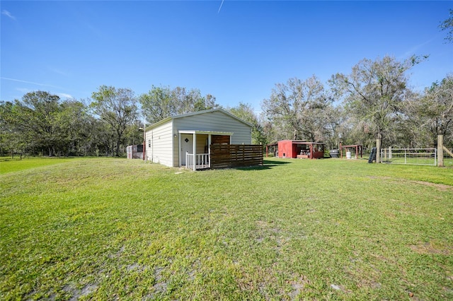 view of yard featuring an outdoor structure