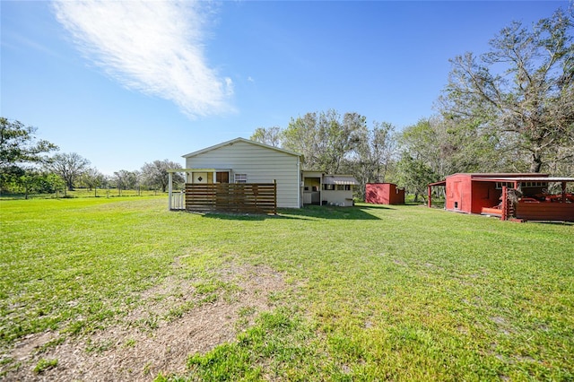 view of yard featuring an outbuilding