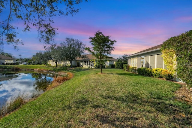 view of yard at dusk