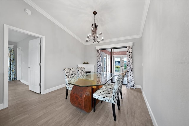 dining area featuring crown molding, light hardwood / wood-style flooring, and an inviting chandelier