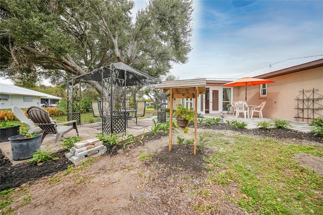 view of yard featuring a patio