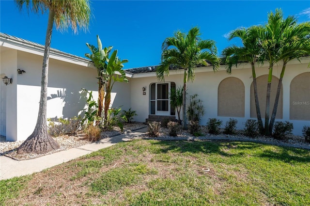 view of front facade with a front yard