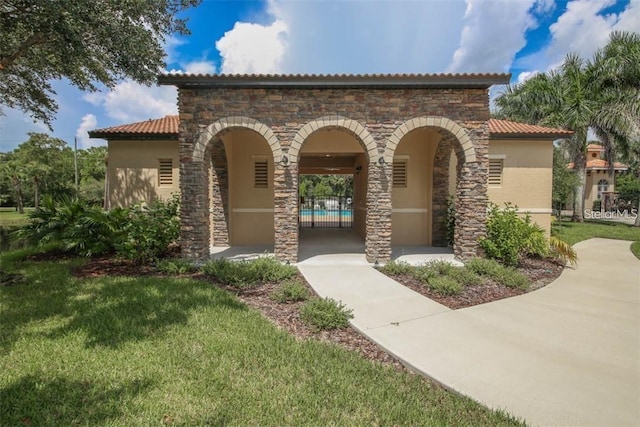 view of front of property featuring a front yard