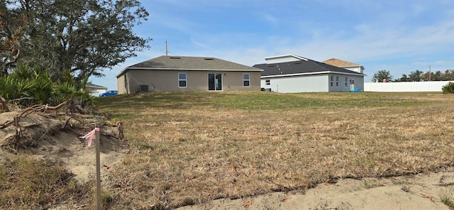 back of house featuring a yard