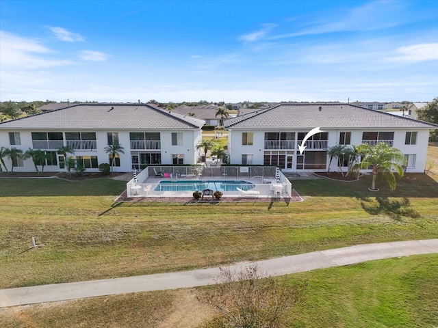 view of swimming pool with a yard