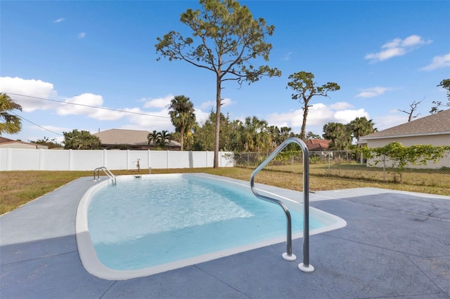 view of swimming pool featuring a lawn