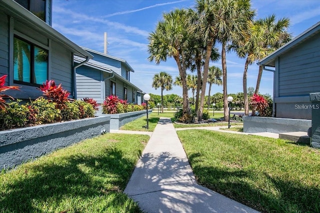 view of property's community featuring a lawn