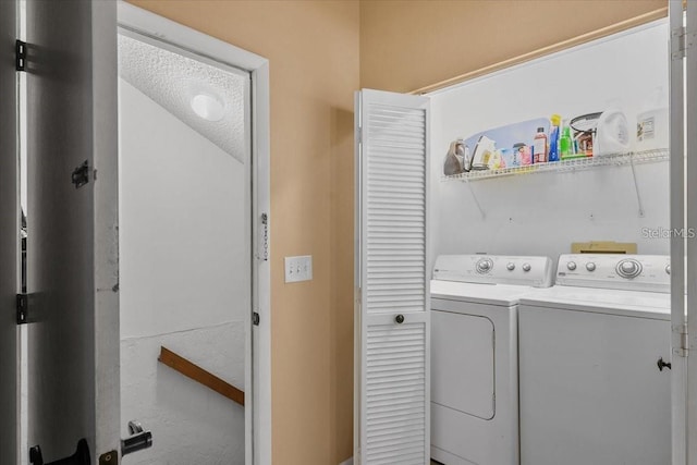 washroom featuring a textured ceiling and independent washer and dryer