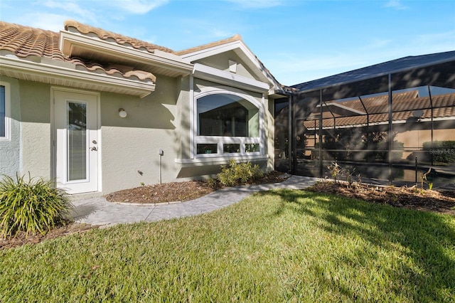 property entrance featuring a yard