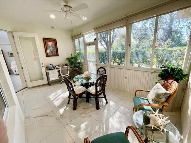 sunroom with ceiling fan