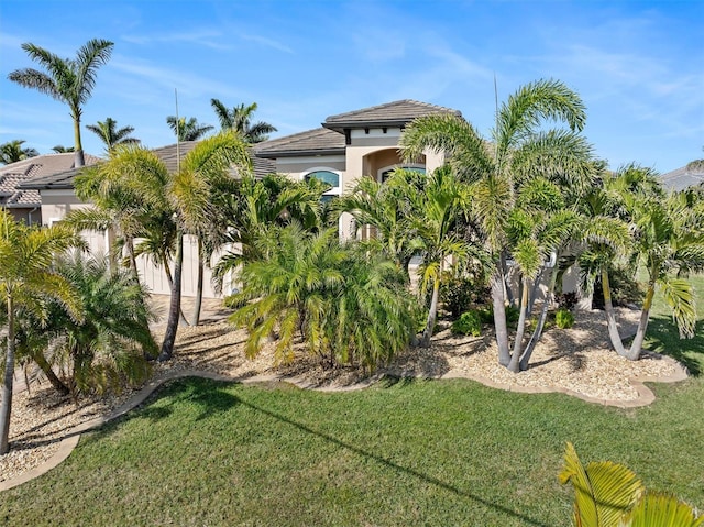 view of front facade with a front lawn